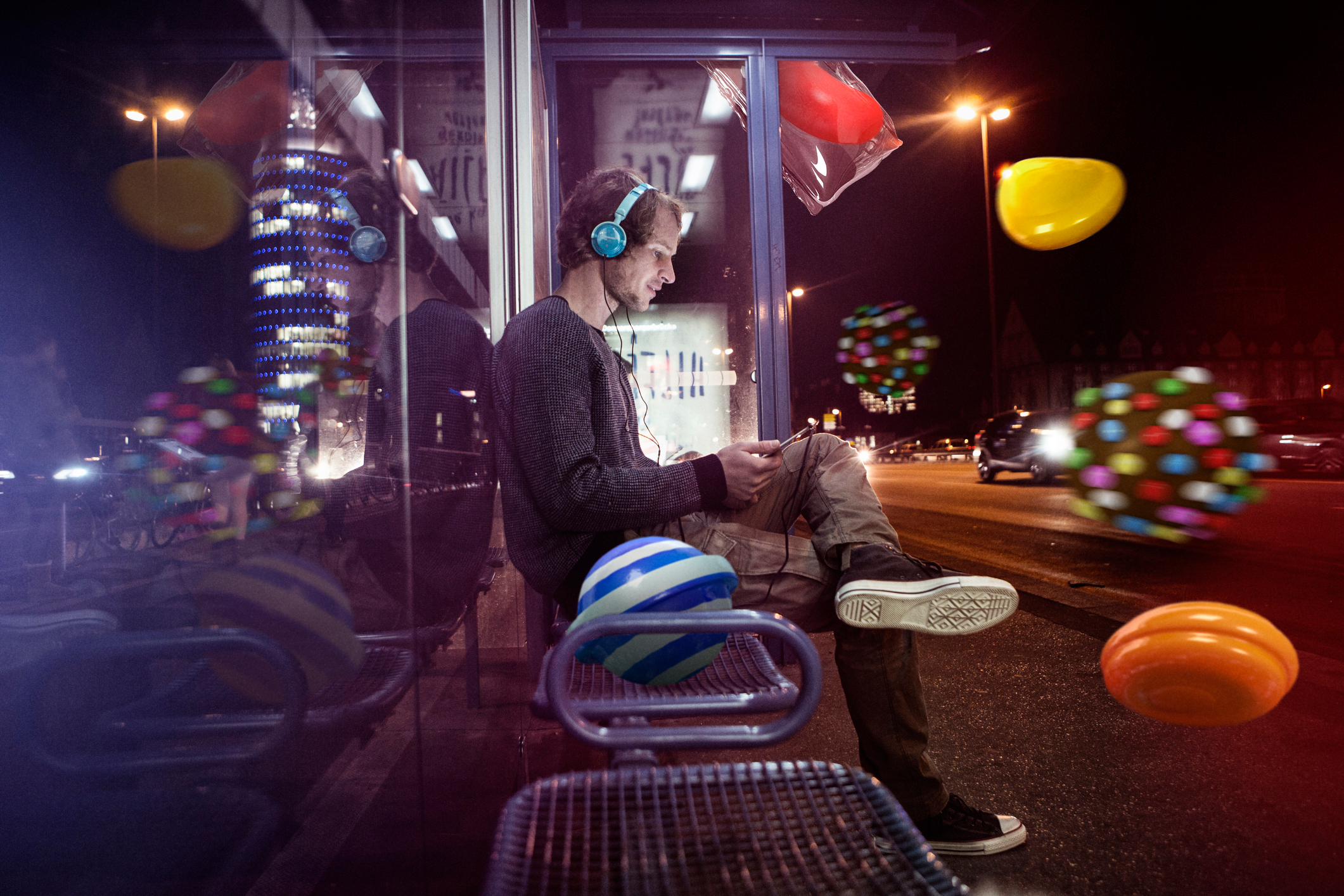 Hombre jugando a Candy Crush mientras espera en una parada de autobús
