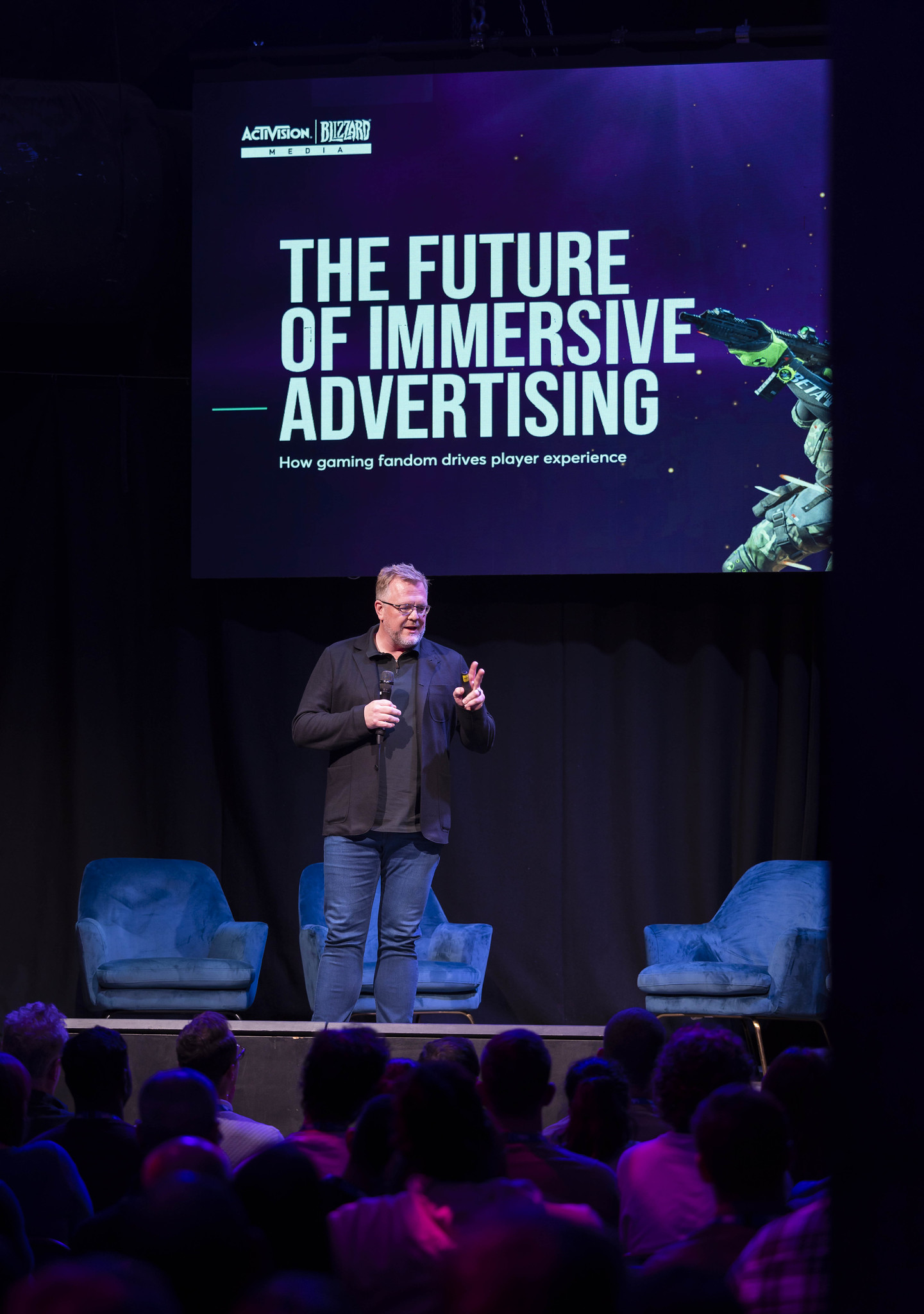 Mat Harris di fronte alla slide con il titolo della presentazione all'IAB UK Gaming Upfronts di Activision Blizzard Media, &quot;Il futuro dell'advertising immersivo&quot;.
