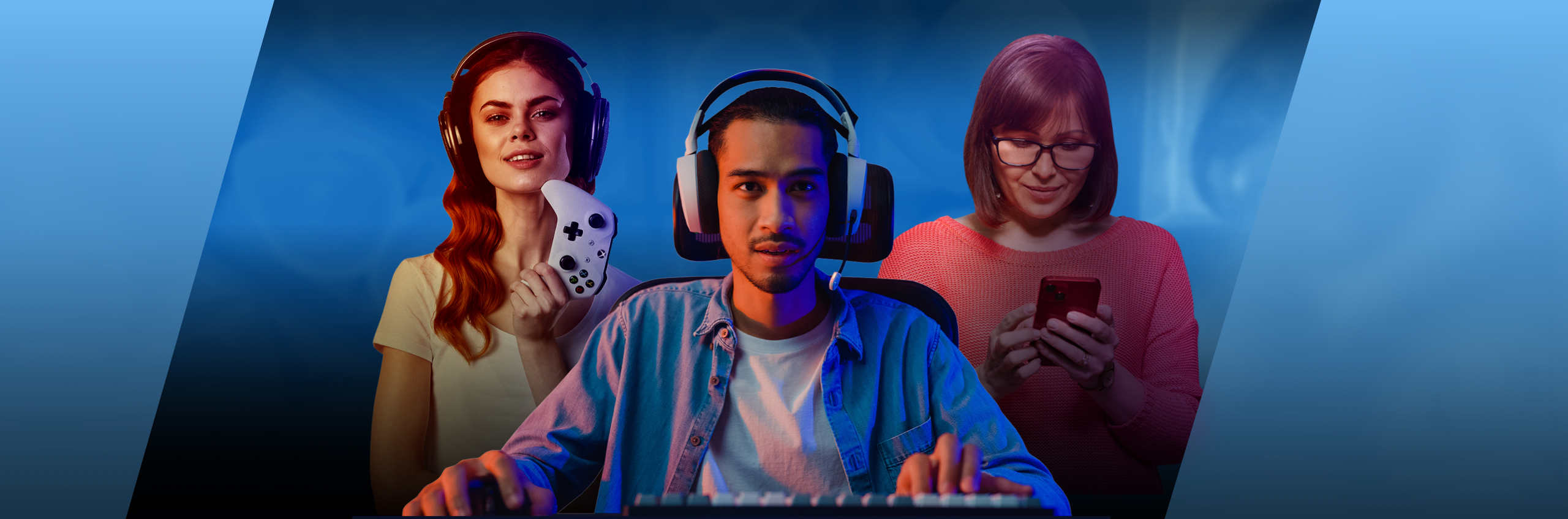 Tres jugadores disfrutando de sus plataformas preferidas: PC, consola y teléfono móvil